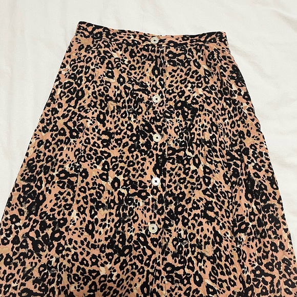 Aritzia Wilfred Button Midi skirt - Picture 4 of 6